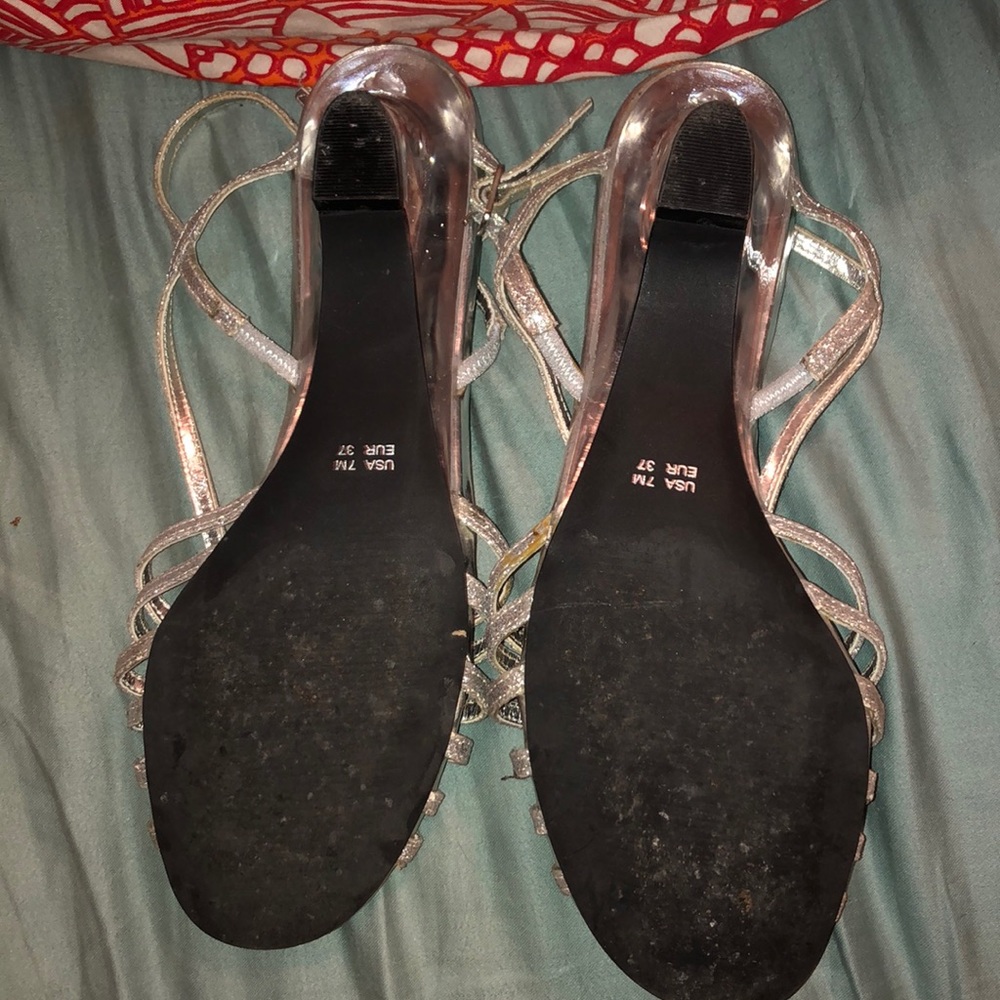 Silver heels - Picture 2 of 2